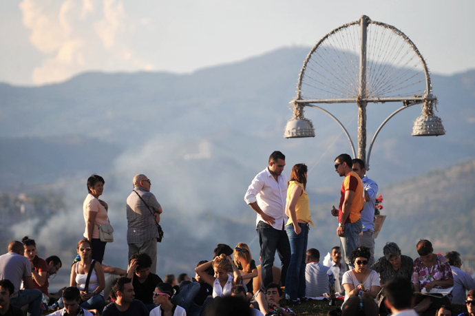 Turkish protestors watches the demostration on June 8, 2013 during a demonstration on Gundogdu square in Izmir (AFP Photo / Ozan Kose)