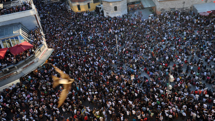 Protesters gather on Taksim square during a demonsration against the government in Istanbul on June 25, 2013. (AFP Photo)