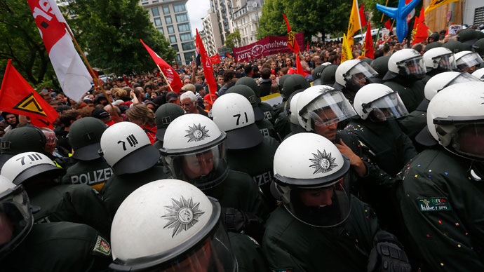 Riot police stand guard during an anti-capitalism "Blockupy" demonstration in Frankfurt June 1, 2013.(Reuters / Kai Pfaffenbach)