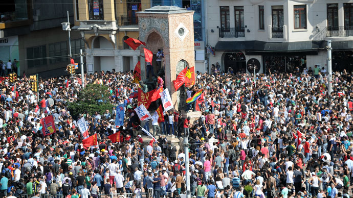 Turkish protestors arrive in Taksim square after a clashing with riot policemen on June 1, 2013.(AFP Photo / Bulent Kilic)