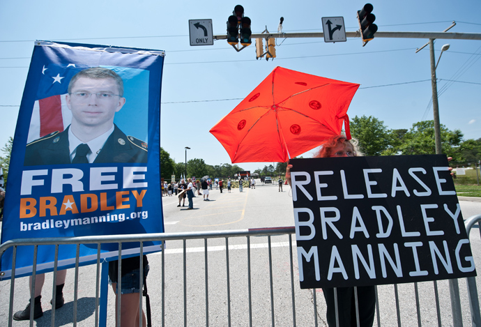 People gather on June 1, 2013 for a demonstration in support of Wikileaks whistleblower, US Army Private Bradley Manning at Fort Meade in Maryland, where Manning's court martial will begin on June 3 (AFP Photo / Nicholas Kamm)