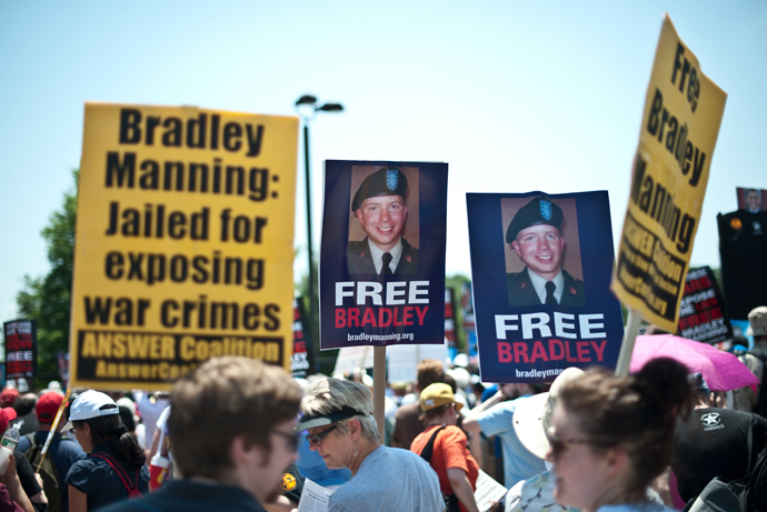 People gather on June 1, 2013 for a demonstration in support of Wikileaks whistleblower, US Army Private Bradley Manning at Fort Meade in Maryland, where Manning's court martial will begin on June 3 (AFP Photo / Nicholas Kamm)
