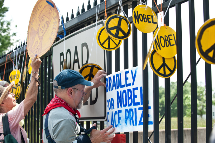 People hangs signs on the gate of US military Fort Meade base on June 1, 2013 during a demonstration in support of Wikileaks whistleblower, US Army Private Bradley Manning at Fort Meade in Maryland, where Manning's court martial will begin on June 3 (AFP Photo / Nicholas Kamm)