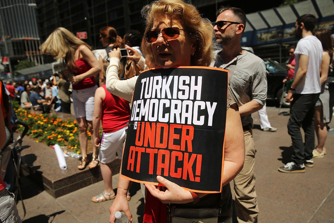 Hundreds of people, including many Turkish Americans and members of the Occupy Wall Street movement, protest in Zuccotti Park in solidarity with demonstrators in Istanbul who are trying to stop a popular park from being demolished to make way for a shopping center on June 1, 2013 in New York City (AFP Photo / Spencer Platt)