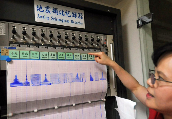 Deputy director of Taiwan's Seismology Center Peih-Lin Leu points at a seismic chart following an earthquake, in Taipei on June 2, 2013. (AFP Photo / Mandy Cheng)