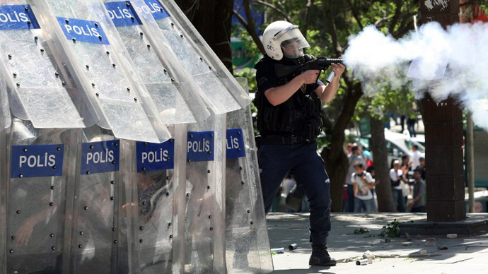 Demonstrators clash with police during a protest against Turkey's Prime Minister Tayyip Erdogan and his ruling Justice and Development Party on June 1, 2013. (AFP Photo / Adem Altan)