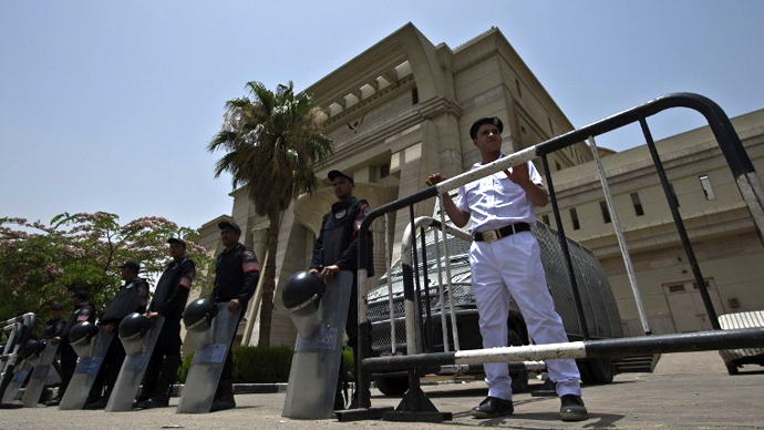 Egyptian riot policemen stand guard outside the constitutional court in Cairo on June 2, 2013. (AFP Photo / Khaled Desouki)
