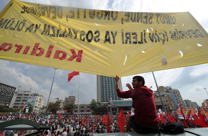 Protestors gather on Taksim square on June 2, 2013. (AFP Photo / Bulent Kilic)