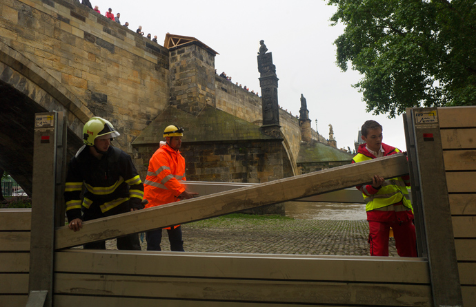 Members of the emercengy services build anti-flood barriers on the left bank of Vlatva river near the Charles Bridge on June 02, 2013 in Prague (AFP Photo / Michael Cizek)