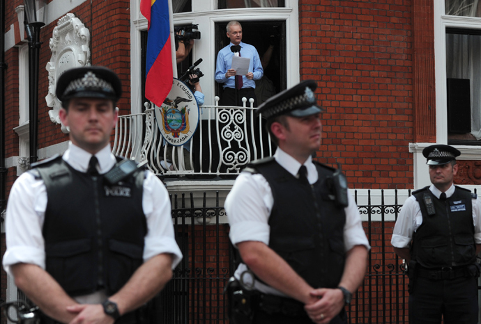 Wikileaks founder Julian Assange addresses the media and his supporters from the balcony of the Ecuadorian Embassy in London on August 19, 2012 (AFP Photo / Carl Court) 