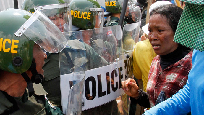 Garment workers confront police officers during a protest in front of a factory owned by Sabrina (Cambodia) Garment Manufacturing in Kampong Speu province, west of the capital Phnom Penh June 3, 2013.(Reuters / Samrang Pring)