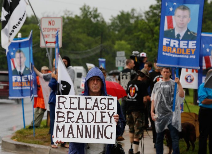 DATE IMPORTED: June 3, 2013 Protesters call for the release of U.S. Army Private First Class Bradley Manning on the road outside the main gate at the U.S. Army's Fort George G. Meade in Maryland June 3, 2013 (Reuters / Larry Downing)