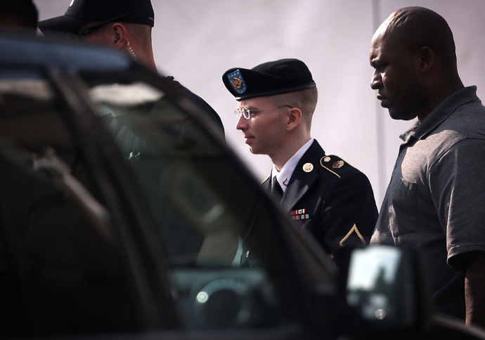 U.S. Army Private First Class Bradley Manning (C) is escorted as he leaves a military court for the day June 3, 2013 at Fort Meade in Maryland (Alex Wong / Getty Images AFP) 
