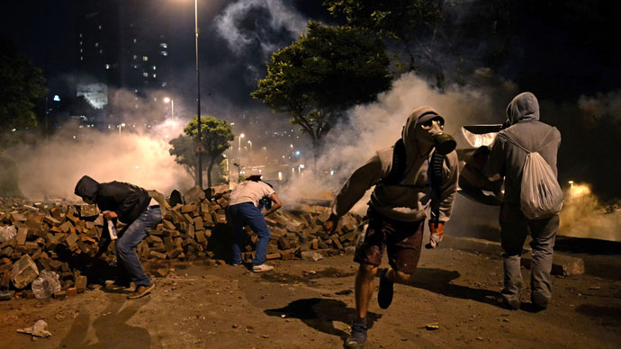 Demonstrators clash with riot police between Taksim and Besiktas in Istanbul on June 4, 2013 (AFP Photo / Aris Messinis)