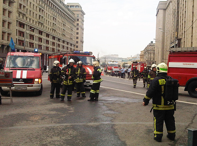 EMERCOM firefighters on Mokhovaya Street in downtown Moscow. The Okhotny Ryad subway station is closed due to a fire. (RIA Novosti / Ilona Golovina)
