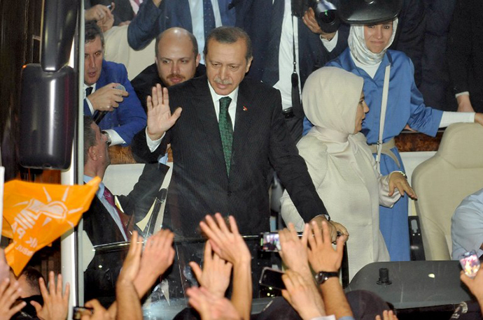 Turkish Prime Minister Recep Tayyip Erdogan is greeted by supporters upon arrival at Ataturk International Airport in Istanbul on June 7, 2013. (AFP Photo / Ozan Kose)