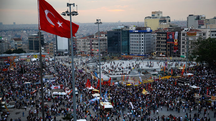 Anti-government protesters gather in Istanbul's Taksim square June 5, 2013. (Reuters / Yannis Behrakis)