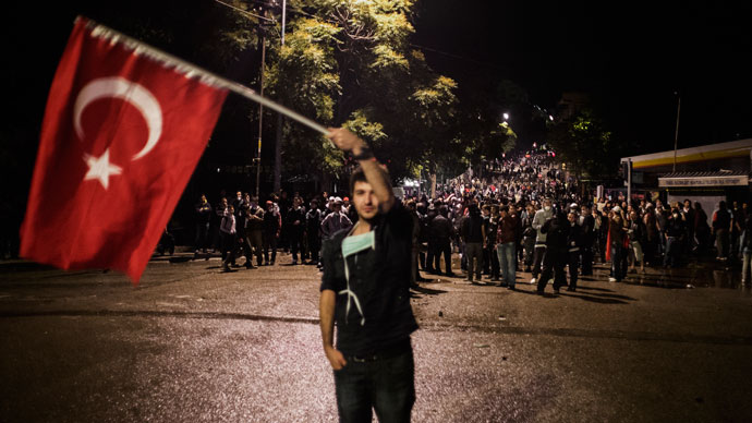 Turkish protesters confront police forces during riots in a restaurant district of Ankara June 5, 2013.(AFP Photo / Marco Longari)