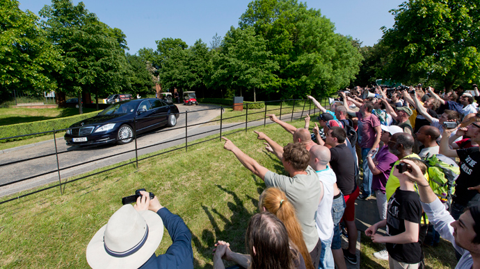 Protesters shout as a vehicle arrives at the drive to the venue where it is thought the 61st annual Bilderberg Meetings is taking place in Watford, north of London, on June 6, 2013 (AFP Photo / Justin Tallis)