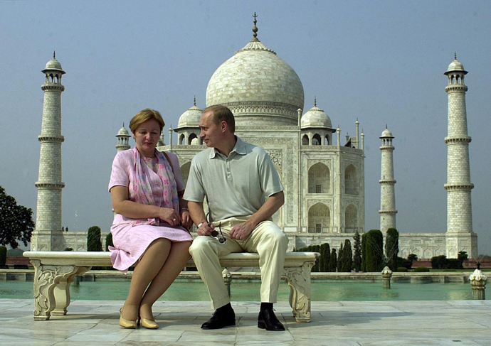 Russian President Vladimir Putin speaks to his wife Lyudmila as they pose in front of the Taj Mahal 04 October 2000. Putin is on a three-day visit to India (AFP Photo)