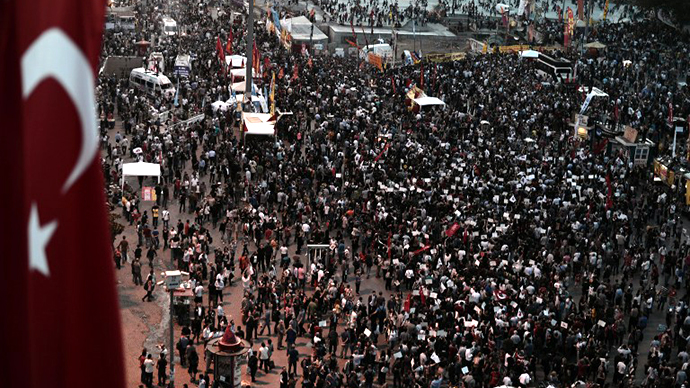 Demonstrators gather on Taksim square in Istanbul on June 6, 2013. (AFP Photo / Aris Messinis)