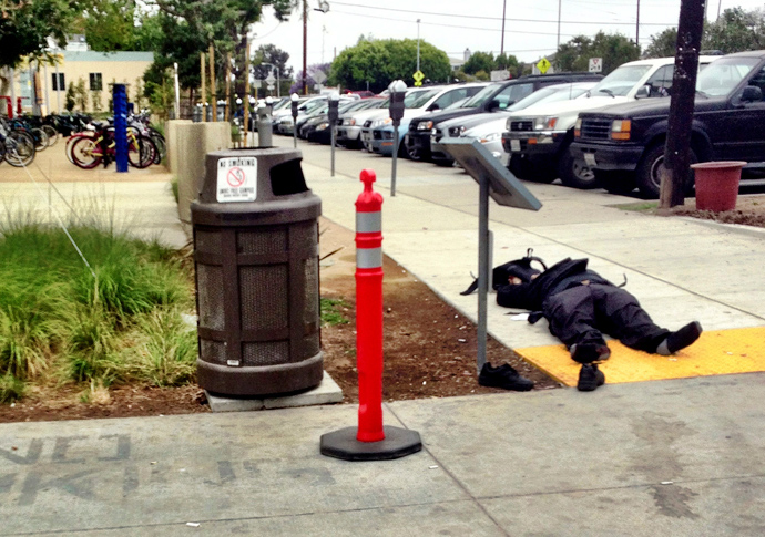 The body of a man believed to be the suspect in a shooting incident at Santa Monica College lies on the sidewalk in Santa Monica, California June 7, 2013 (Reuters / Daniel Kraft)