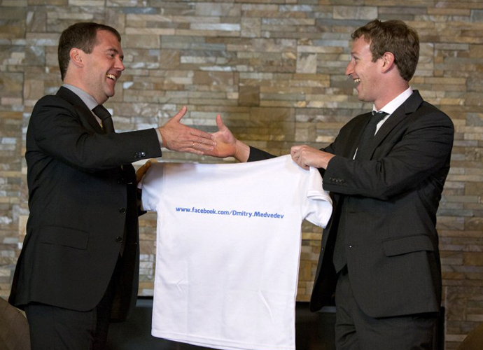 Russia's Prime Minister Dmitry Medvedev (L) receives a T-shirt as a present from Facebook CEO Mark Zuckerberg (R) during their meeting at the Gorki residence outside Moscow, on October 1, 2012. (AFP Photo / Alexander Zemlianichenko)