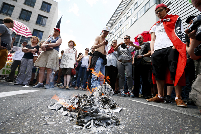 Protesters burn a copy of the German Constitution during an anti-capitalist "Blockupy" demonstration in Frankfurt June 8, 2013. (Reuters / Ralph Orlowski)