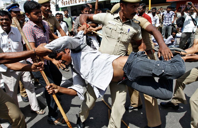 Police detain a demonstrator during a protest against the Kudankulam nuclear power plant, in the southern Indian city of Chennai September 11, 2012 (Reuters / Babu)