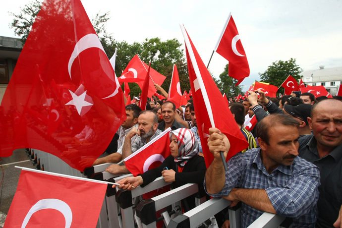 Supporters of Turkish Prime Minister Recep Tayyip Erdogan wait at Esenboga Airport for his arrival in Ankara on June 9, 2013 (AFP Photo / Adem Altan)