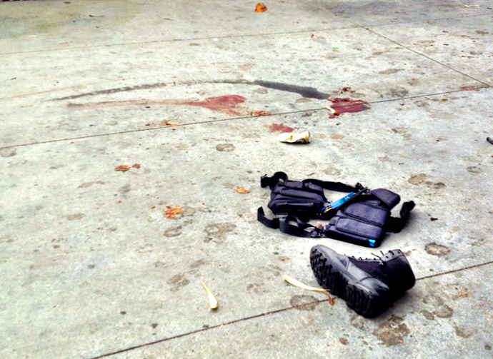 The equipment of a man believed to be the suspect in a shooting incident at Santa Monica College lies on the sidewalk after he was shot in Santa Monica, California June 7, 2013 (Reuters / Daniel Kraft)
