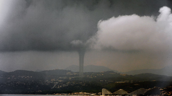 Tornadic waterspout rips through the South of France  (VIDEO)