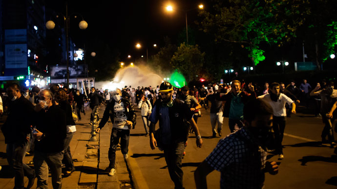 Protesters run on June 9, 2013.(AFP Photo / Marco Longari)