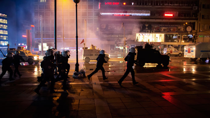 Turkish police move in to break up a demonstration on June 9, 2013.(AFP Photo / Marco Longari)