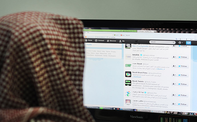 A Saudi man browses through twitter on his desktop in Riyadh (AFP Photo)