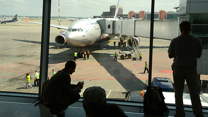 People look the passenger plane, flight SU 150 to Havana, docking to a boarding bridge at the Moscow Sheremetyevo airport on June 24, 2013. (AFP Photo / Kirill Kudryavtsev)