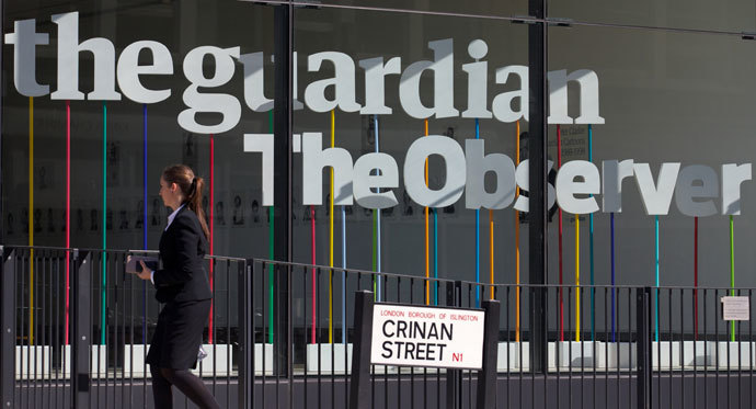 A woman walks past the offices of the Guardian newspaper in central London on August 20, 2013.(AFP Photo / Andrew Cowie)