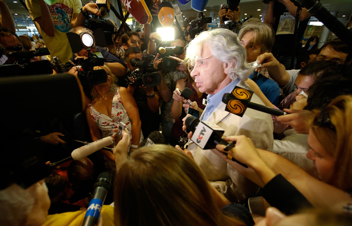 Russian lawyer Genri Reznik (C) speaks to journalists after being asked for his advice on the Edward Snowden case, at Sheremetyevo airport in Mosow July 12, 2013 (Reuters / Grigory Dukor)