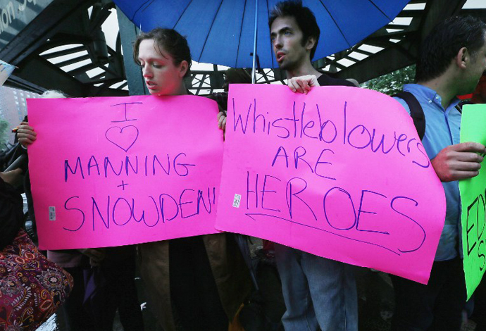 Supporters gather at a small rally in support of National Security Administration (NSA) whistleblower Edward Snowden in Manhattan's Union Square on June 10, 2013 in New York City. (AFP Photo / Mario Tama)