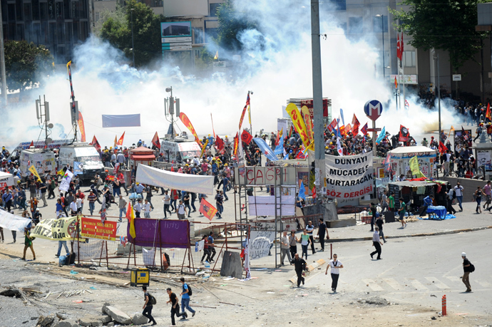 A general view of Taksim square is picutred during clashes between demonstrators and riot police on June 11, 2013 (AFP Photo / Bulent Kilic)