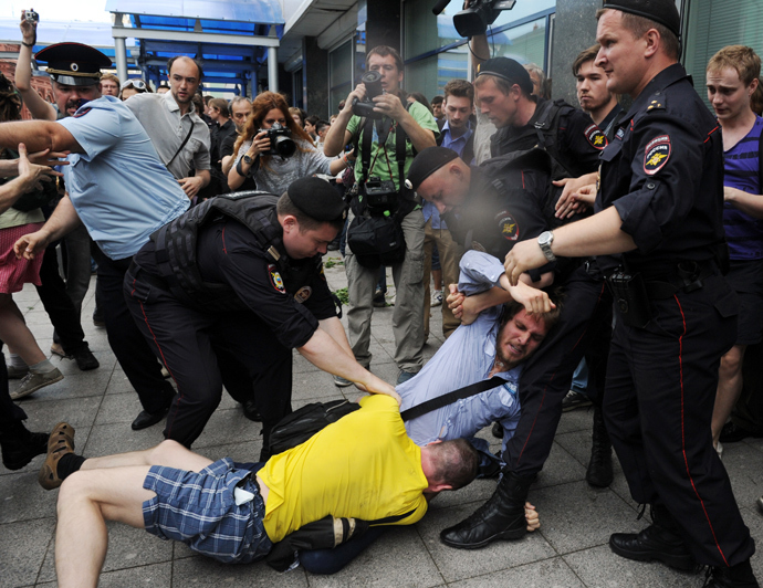 Police officers separate an orthodox activist (back) and gay rights activist (front) clashing just outside the lower house of Russiaâs parliament, the State Duma, in Moscow, on June 11, 2013 (AFP Photo / Vasily Maximov) 