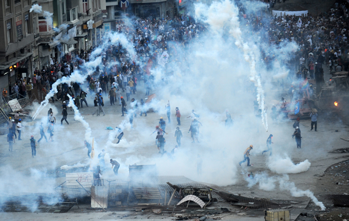 Protestors clash with Turkish riot policemen on Taksim square on June 11, 2013. (AFP Photo / Bulent Kilic)