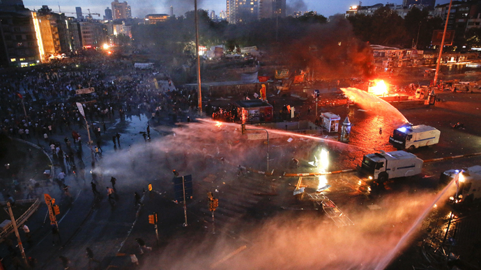 Istanbul warzone: Thousands of protesters try to reclaim Taksim Square