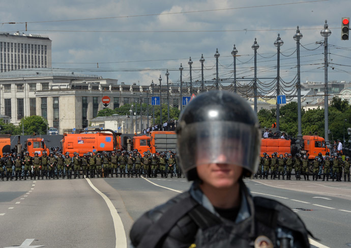 Police cordon during the opposition march in Bolshaya Yakimanka Street in Moscow. (RIA Novosti/Iliya Pitalev)