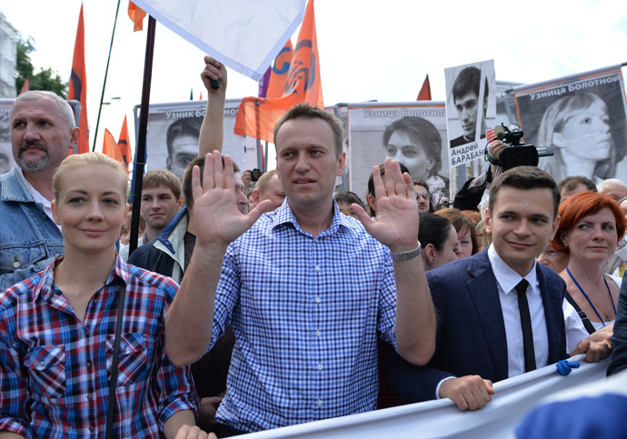 Oppositioner Alexei Navalny, center, and his wife, Yulia, and Ilya Yashin, right, member of the RPR-PARNAS federal political council's bureau, takes part in an opposition rally in Bolshaya Yakimanka Street in Moscow. (RIA Novosti/Iliya Pitalev)