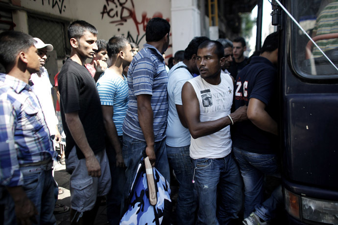 Police detain a group of immigrants in central Athens (AFP Photo)