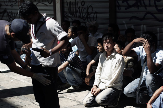 Police detain a group of immigrants in central Athens (AFP Photo)