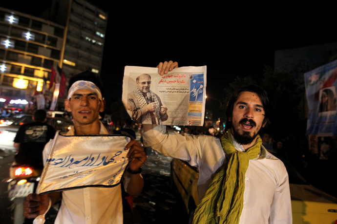Supporters of Mohammad Bagher Ghalibaf, presidential candidate and Tehran's mayor, hold portraits of him in a street rally at street rally at Valiasr square in Tehran, on June 12, 2013 (AFP Photo / Atta Kenare) 