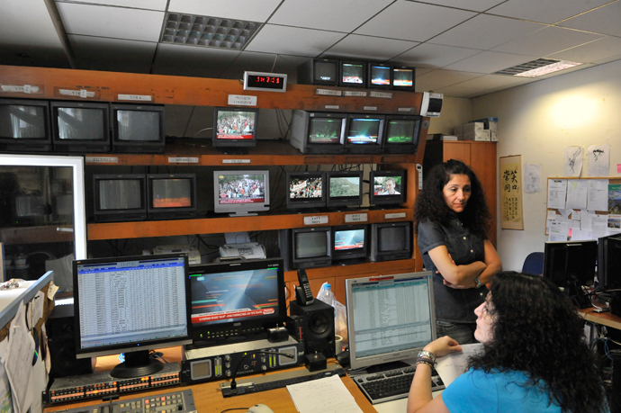 ERT 3 Greek public brodcasters emloyees are pictured in a control room in Thessaloniki on June 13, 2013, during a 24-hour strike over the government's sudden ERT shutdown as part of sweeping cost-cutting measures and to call to reverse the controversial lockup (AFP Photo / Sakis Mitrolidis) 