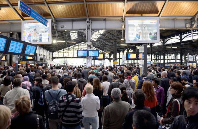 People wait for trains at the Saint Lazare train station during a strike by French SNCF railway company employees on June 13, 2013, in Paris (AFP Photo / Eric Feferberg) 